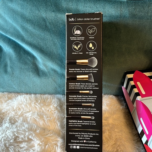 “That’s so Betty” BettyBoop x Ipsy 
Eyeshadow Palette & dbd 5 Brush Set - Picture 11 of 11